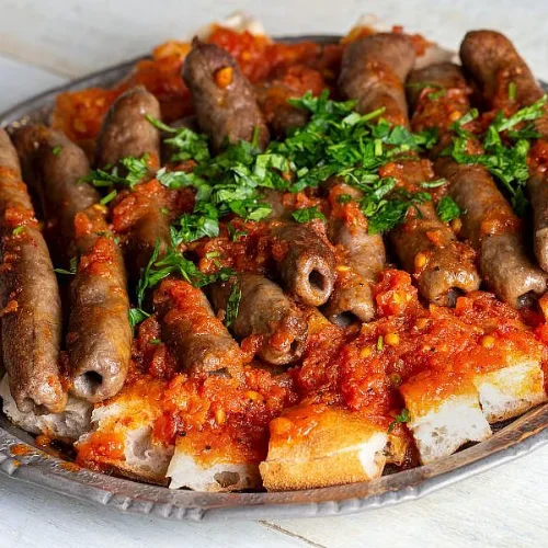  SOSLU YOĞURTLU TİRE KÖFTE